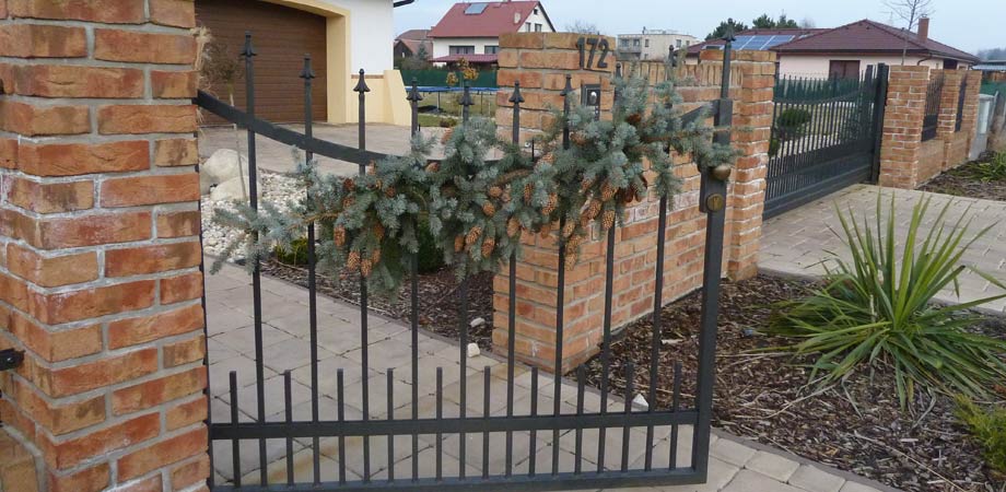 Kovový plot a brána